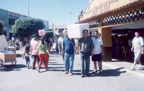 Levando bebida p/ o leil�o de gado