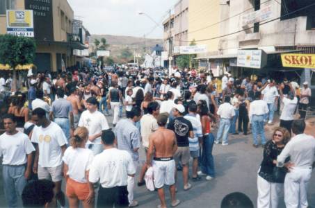 movimento na pra&ccedil;a da matriz