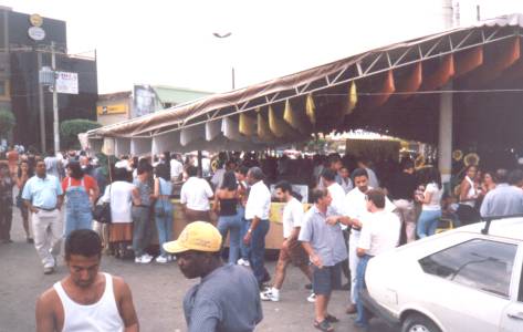 Movimento em frente  da barraca