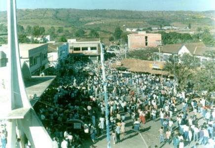 Vista do lago da barragem